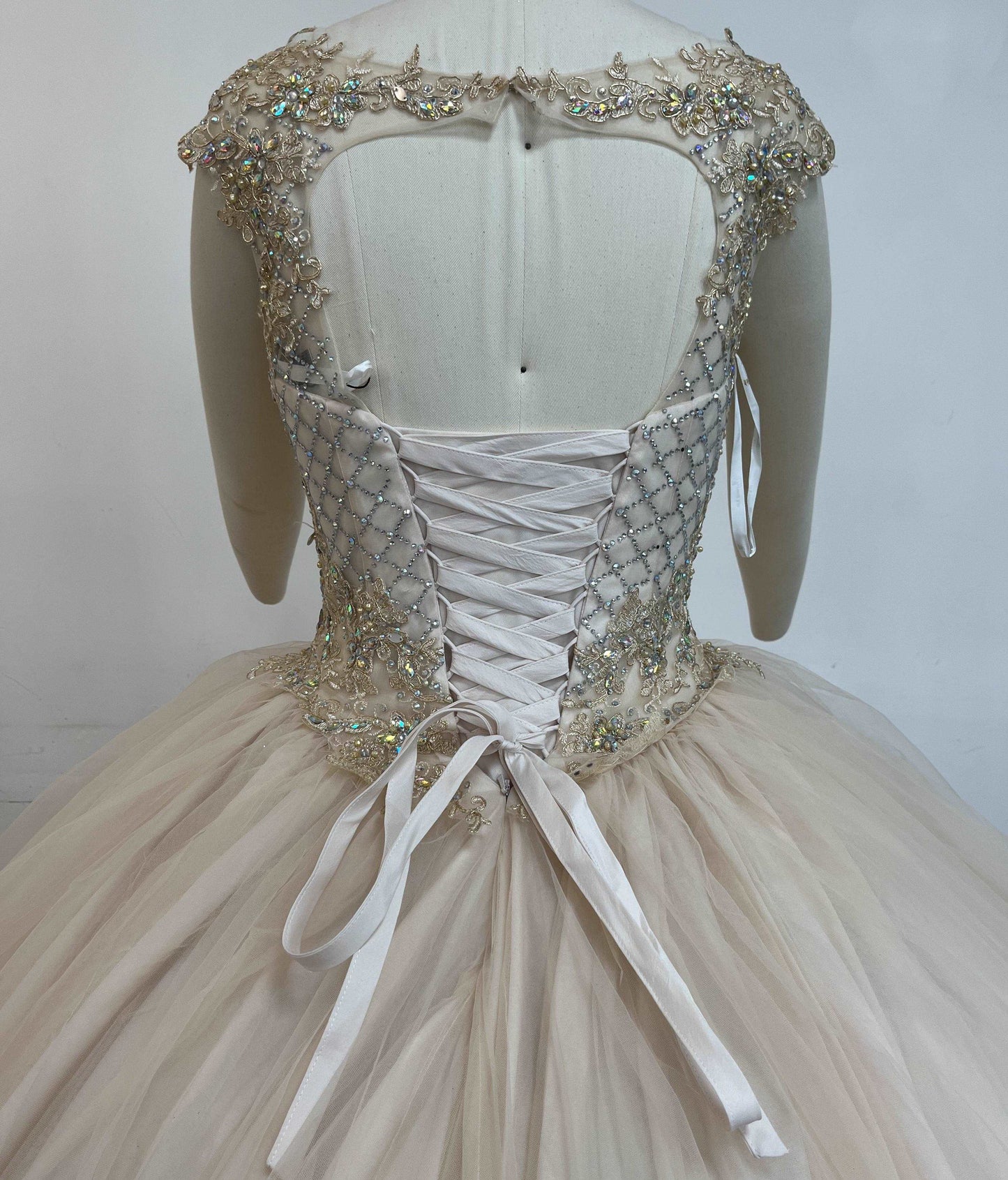 (LIVE 24) Fine gowns, 3D embroidery, weave dreamy tales.