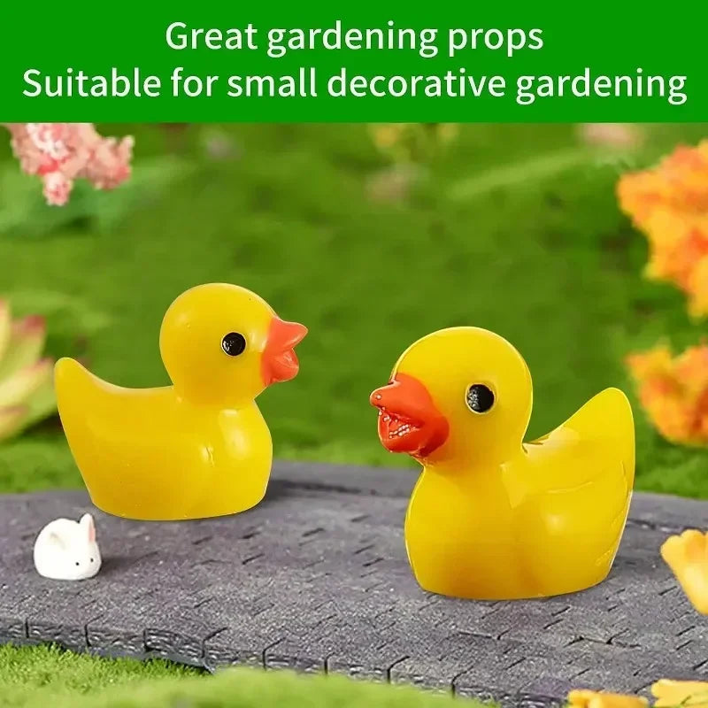 100Pcs Mini Cute Resin Ducks Tiny Duck Figures Ornament Lovely Black-eyed Small Resin Plastic Ducks Miniature Statues Decoration
