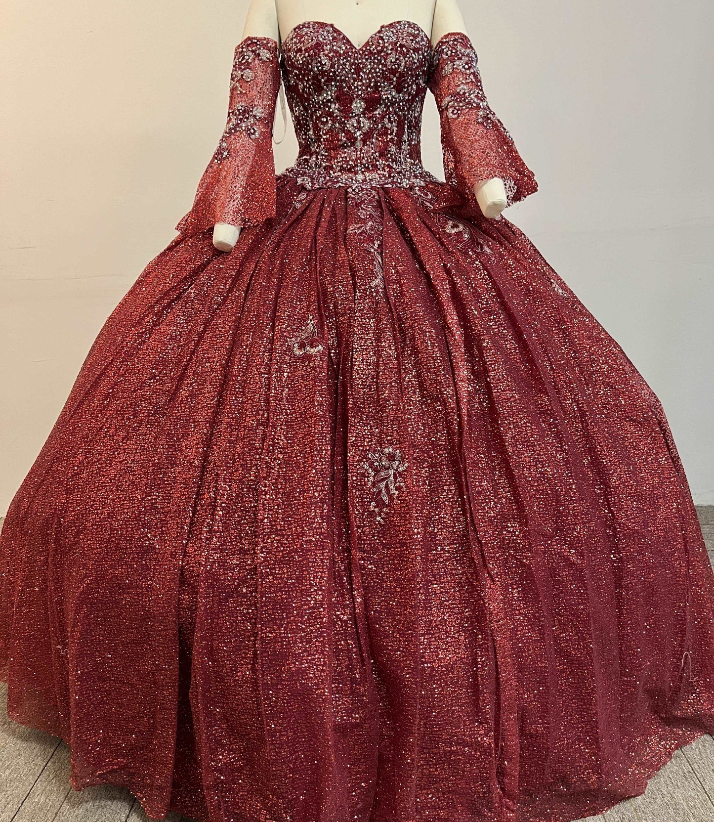 (LIVE 30) Gowns shine, lace details, light up occasions.