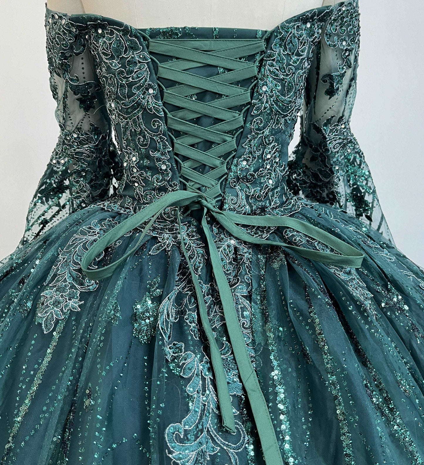(LIVE 20) Fine gowns, 3D embroidery, weave dreamy tales.