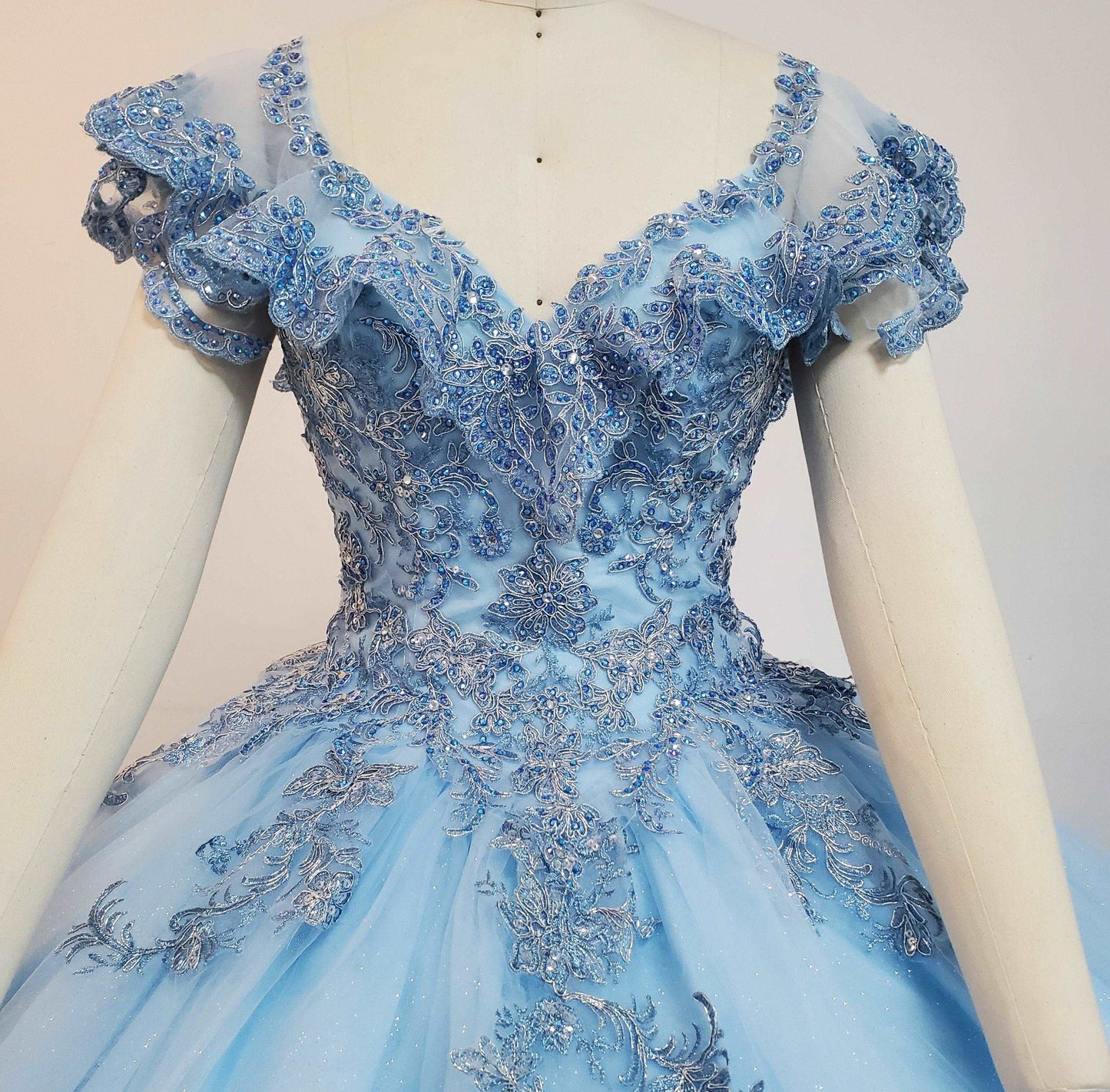 (LIVE 19) Elegant gowns, sparkling jewels, carve unique grace.