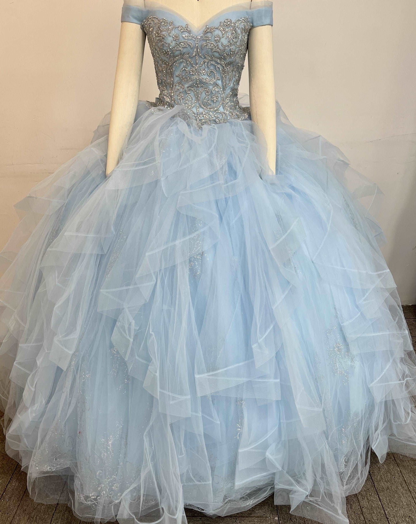 (LIVE 17) Exclusive gowns, silky luxury, stylish journey.