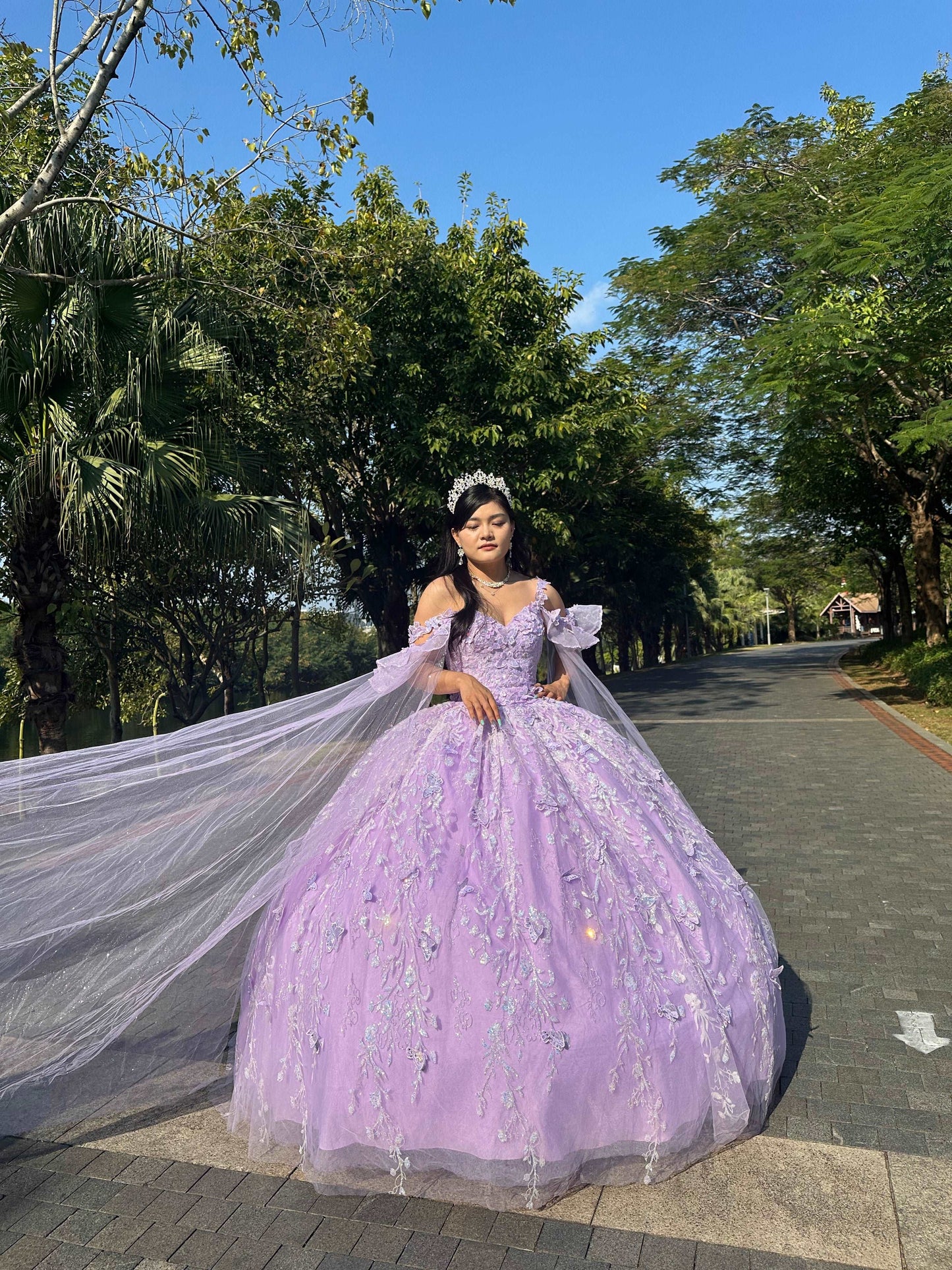 (LIVE 25) Fine gowns, 3D embroidery, weave dreamy tales.