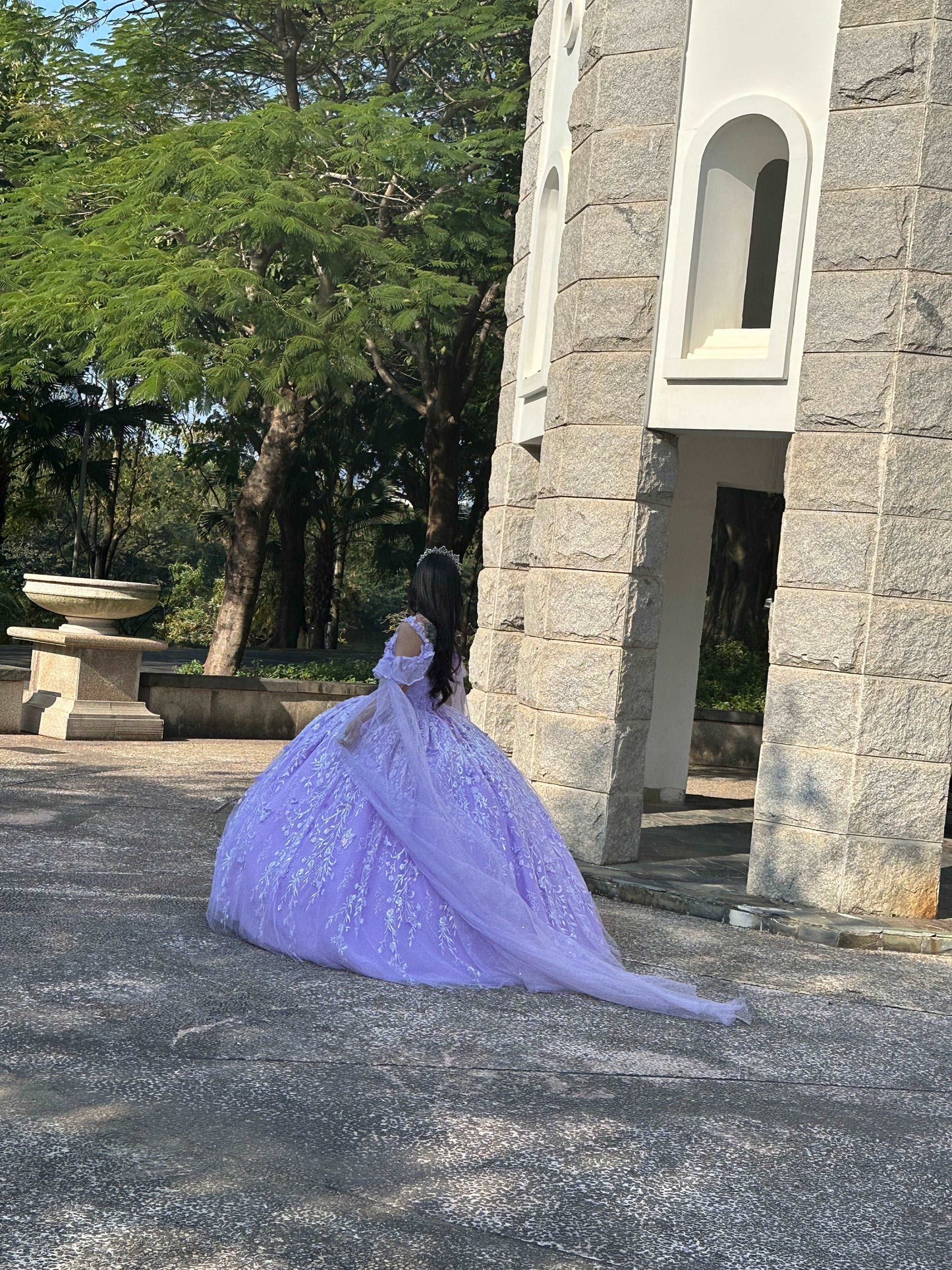 (LIVE 25) Fine gowns, 3D embroidery, weave dreamy tales.