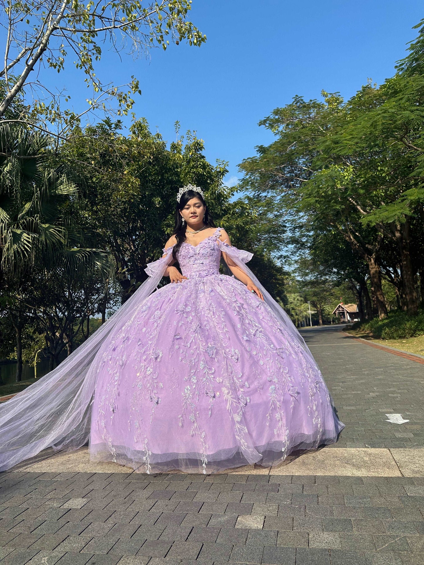 (LIVE 25) Fine gowns, 3D embroidery, weave dreamy tales.