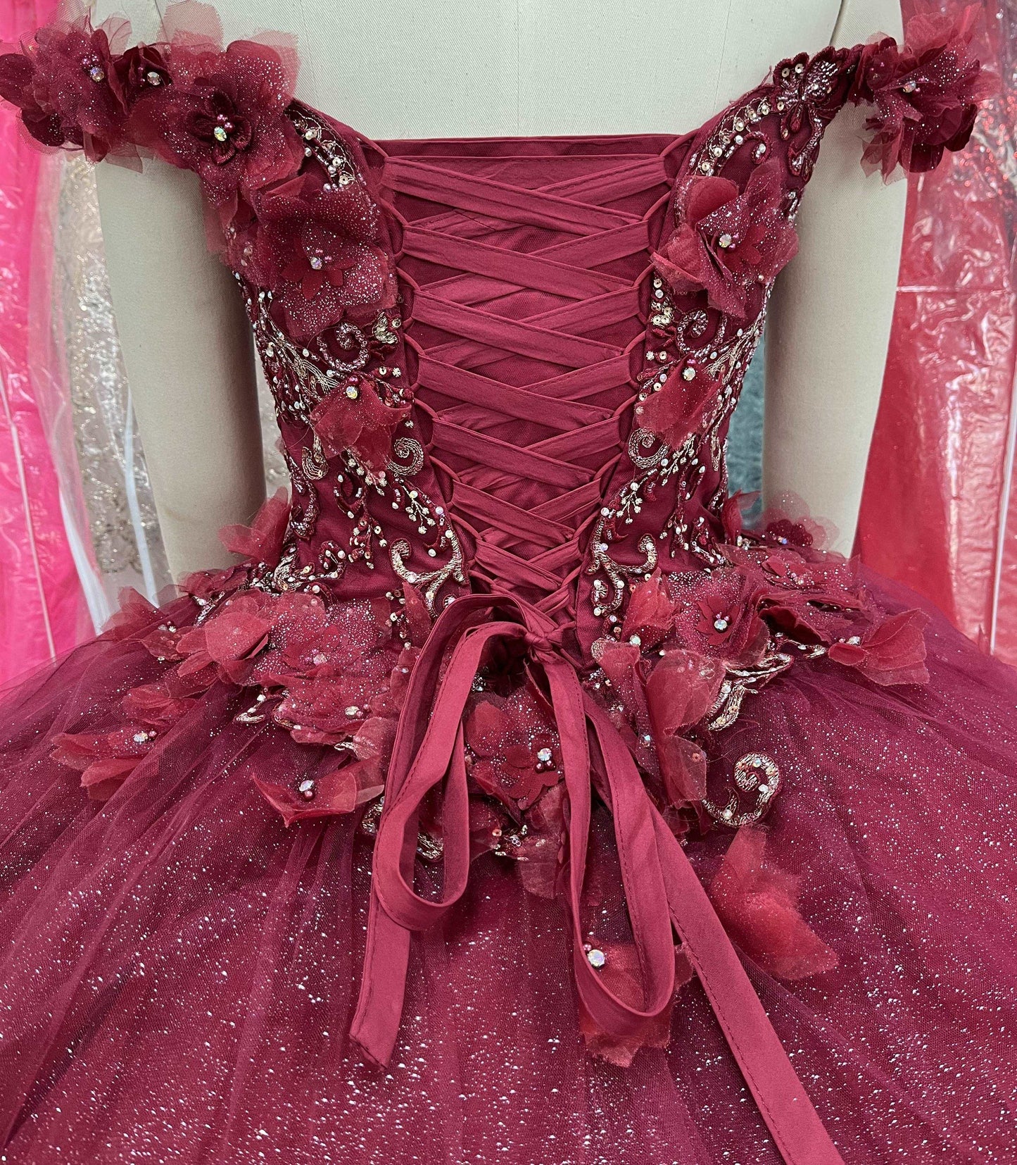 (LIVE 31) Fine gowns, 3D embroidery, weave dreamy tales.