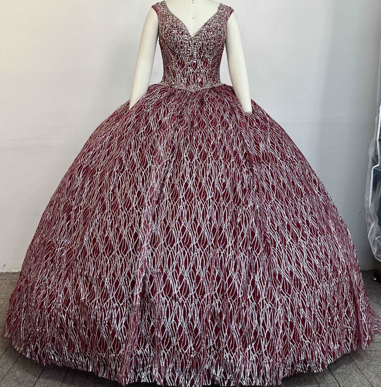 (LIVE 9) Elegant gowns, sparkling jewels, carve unique grace.