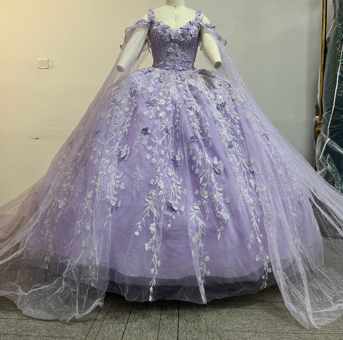 (LIVE 25) Fine gowns, 3D embroidery, weave dreamy tales.