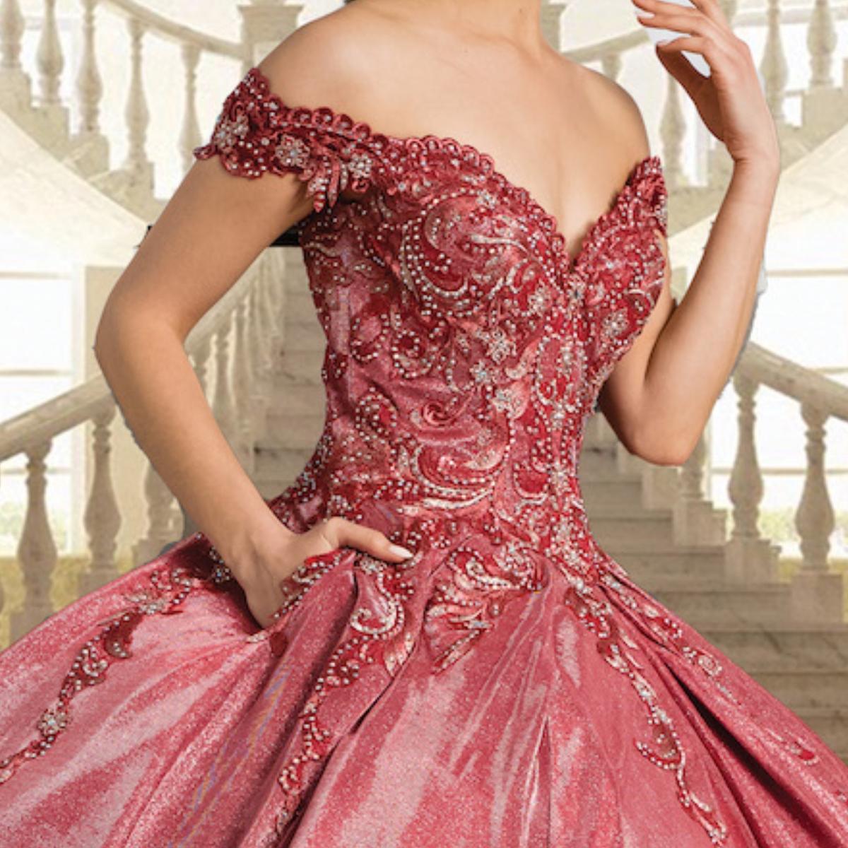 (LIVE 43) Gowns on, mermaid style, fashionable presence.