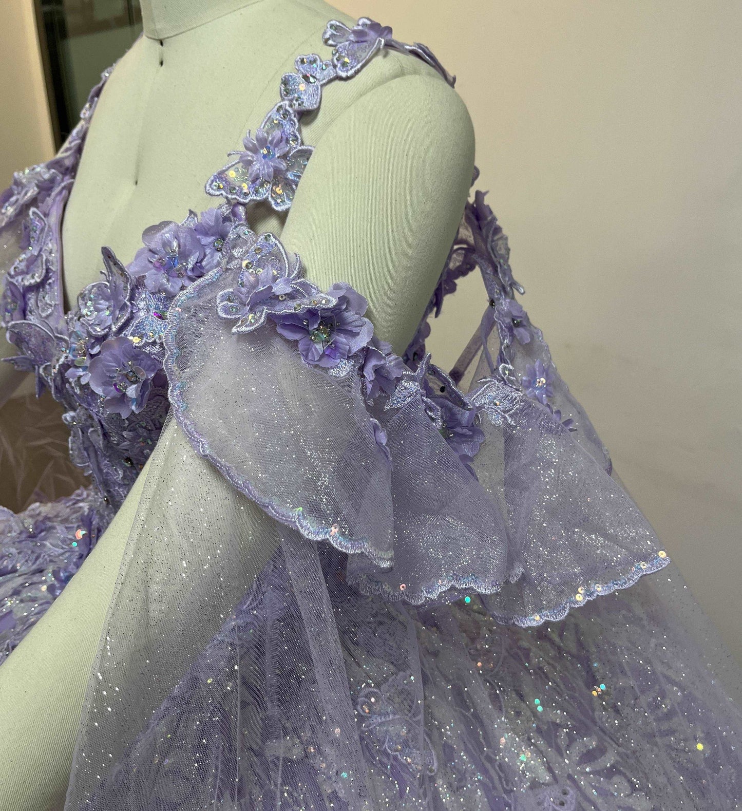 (LIVE 25) Fine gowns, 3D embroidery, weave dreamy tales.