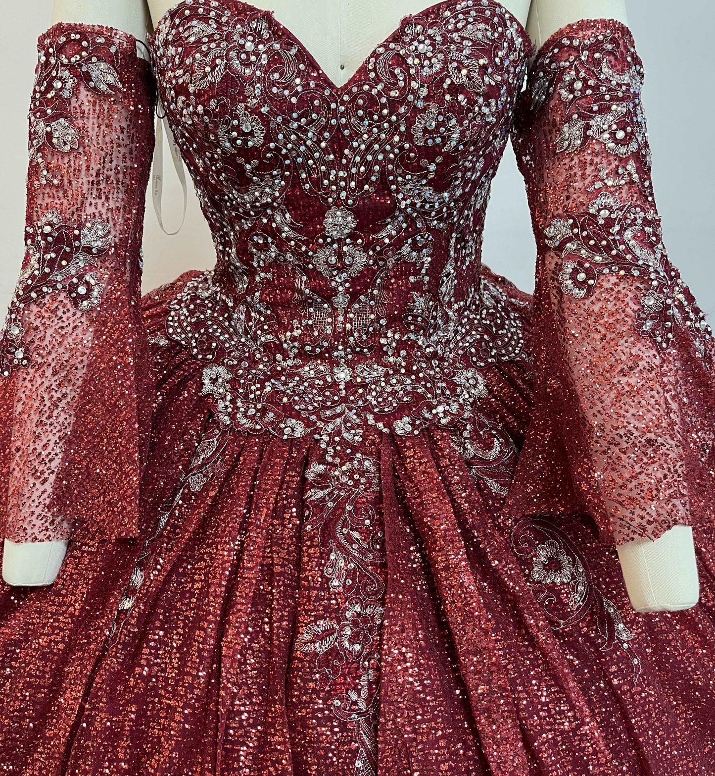 (LIVE 30) Gowns shine, lace details, light up occasions.