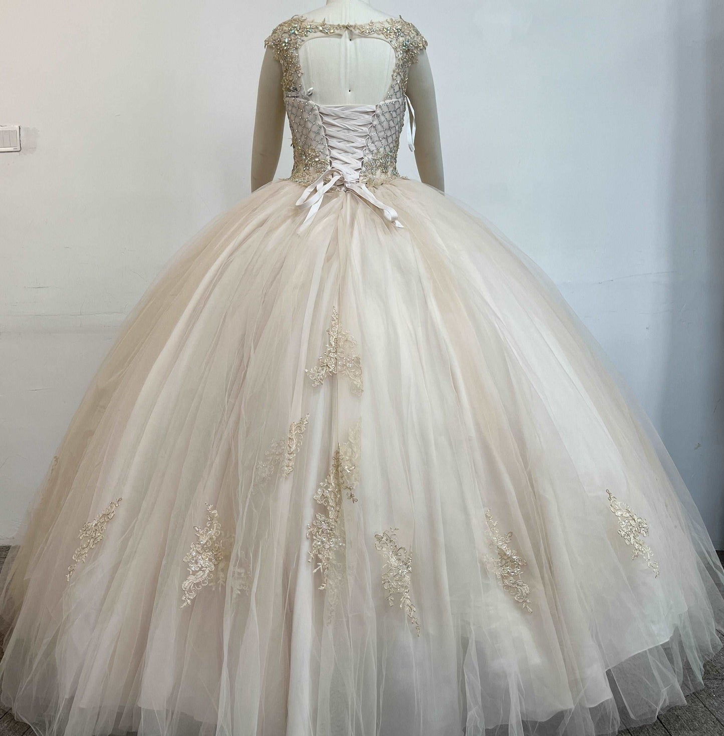 (LIVE 24) Fine gowns, 3D embroidery, weave dreamy tales.