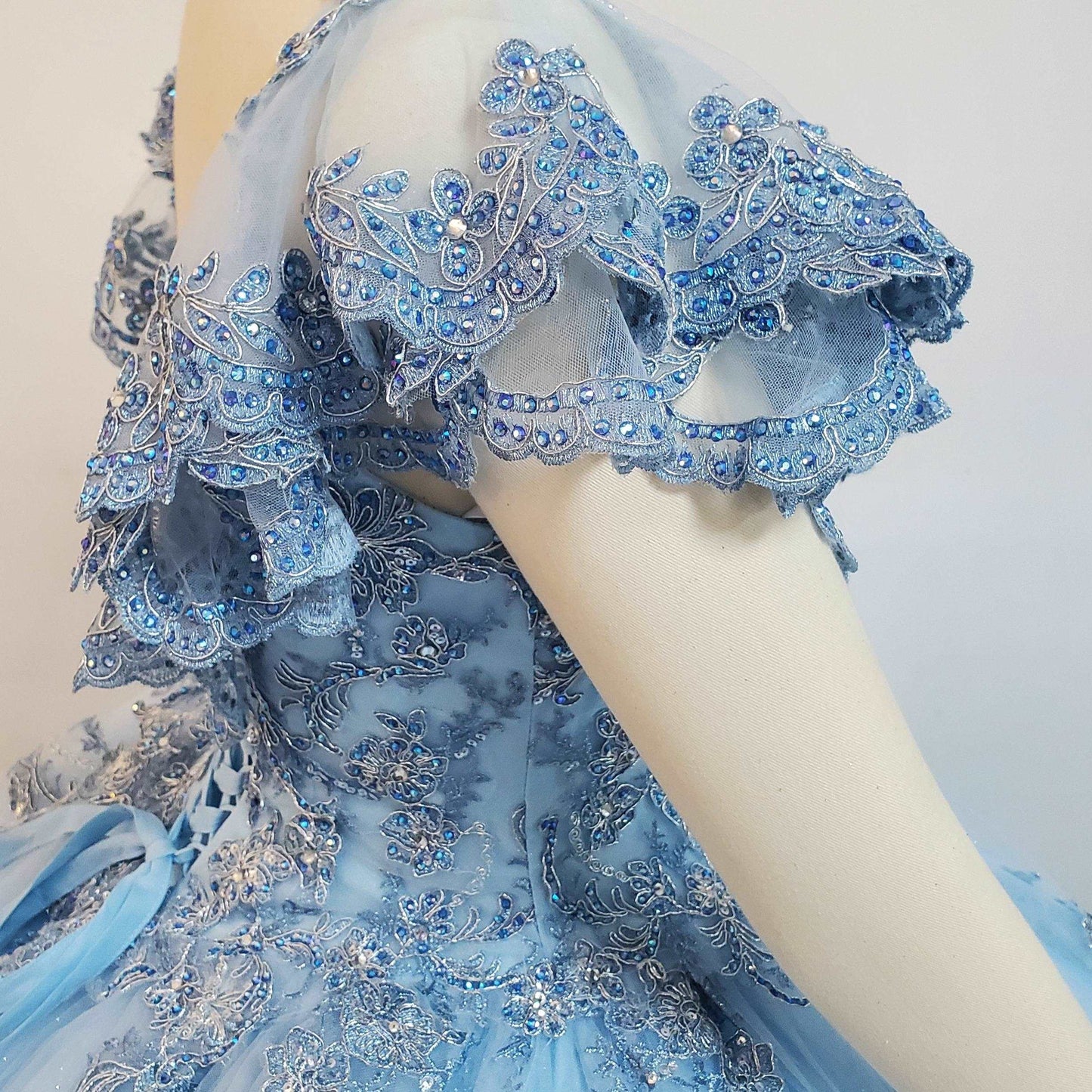 (LIVE 19) Elegant gowns, sparkling jewels, carve unique grace.