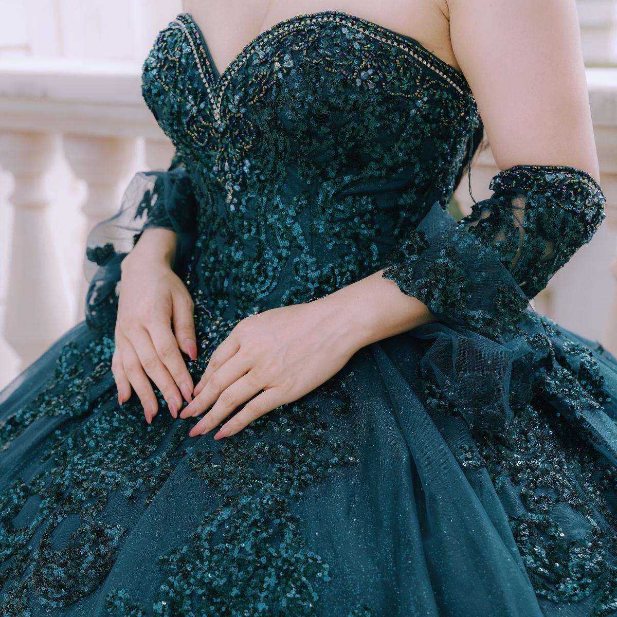 (LIVE 8) Fine gowns, 3D embroidery, weave dreamy tales.
