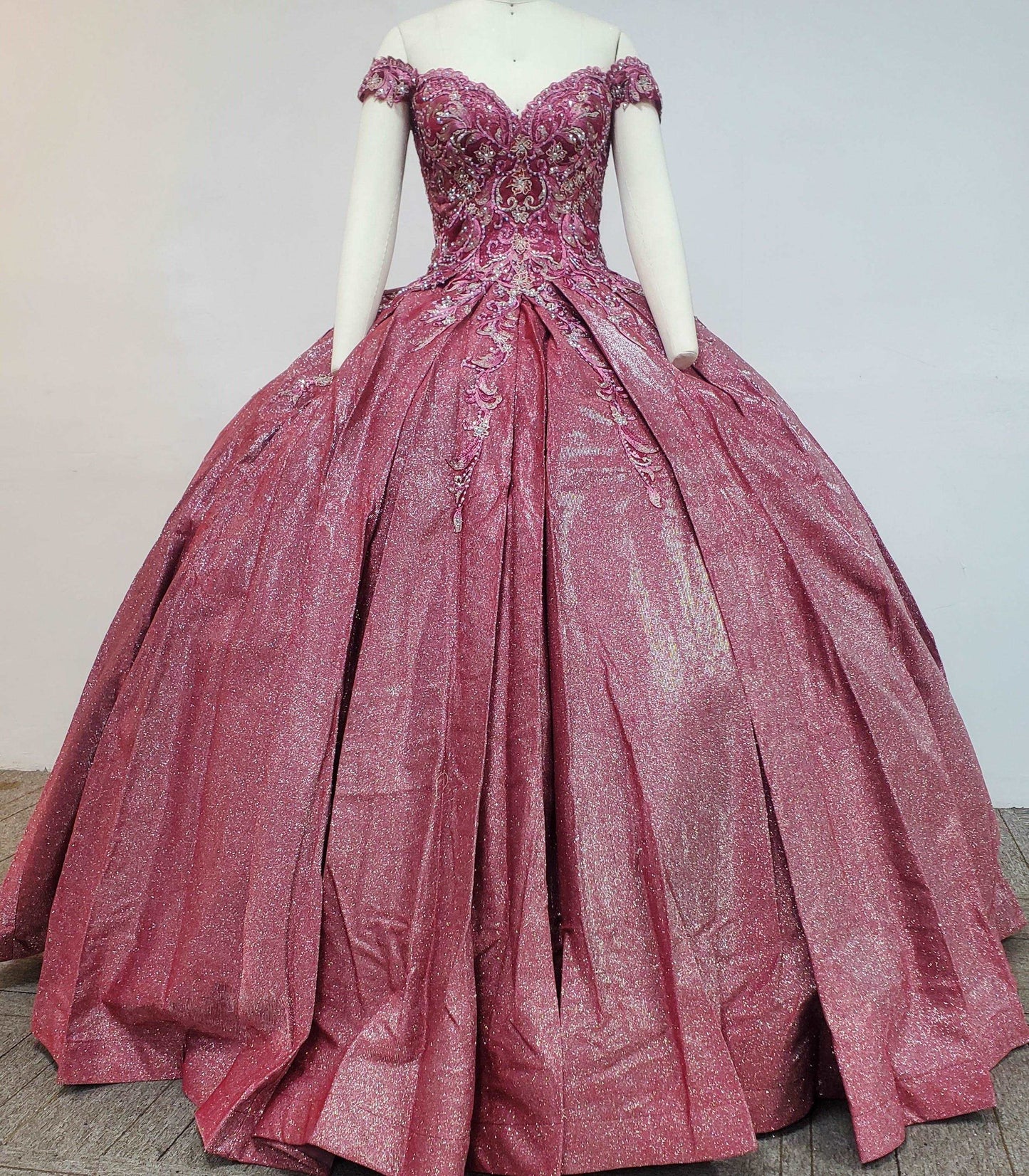 (LIVE 43) Gowns on, mermaid style, fashionable presence.