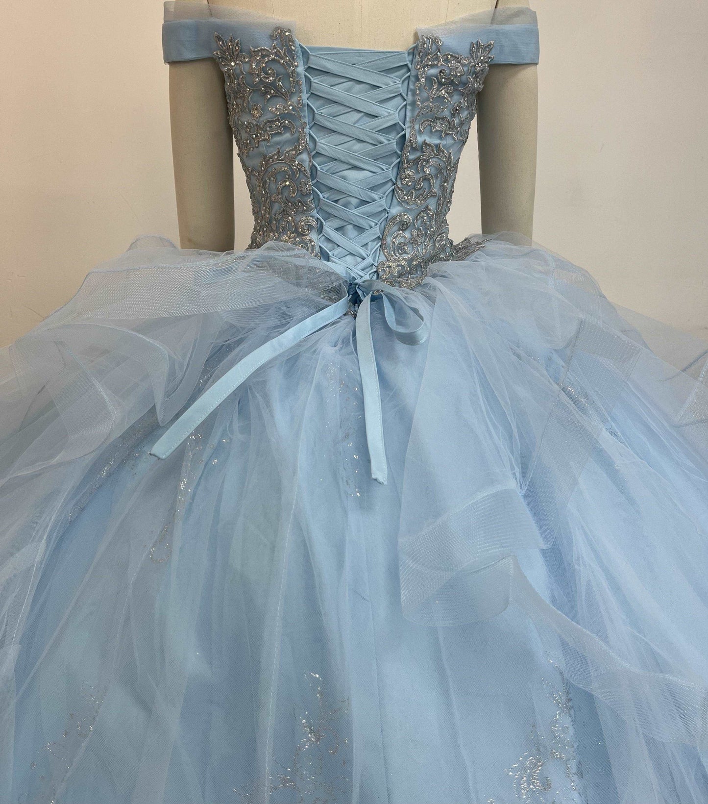 (LIVE 17) Exclusive gowns, silky luxury, stylish journey.