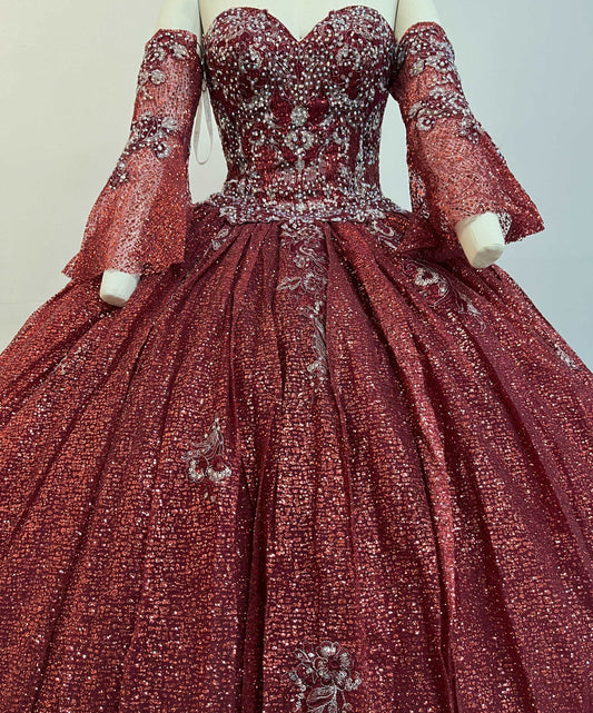 (LIVE 30) Gowns shine, lace details, light up occasions.