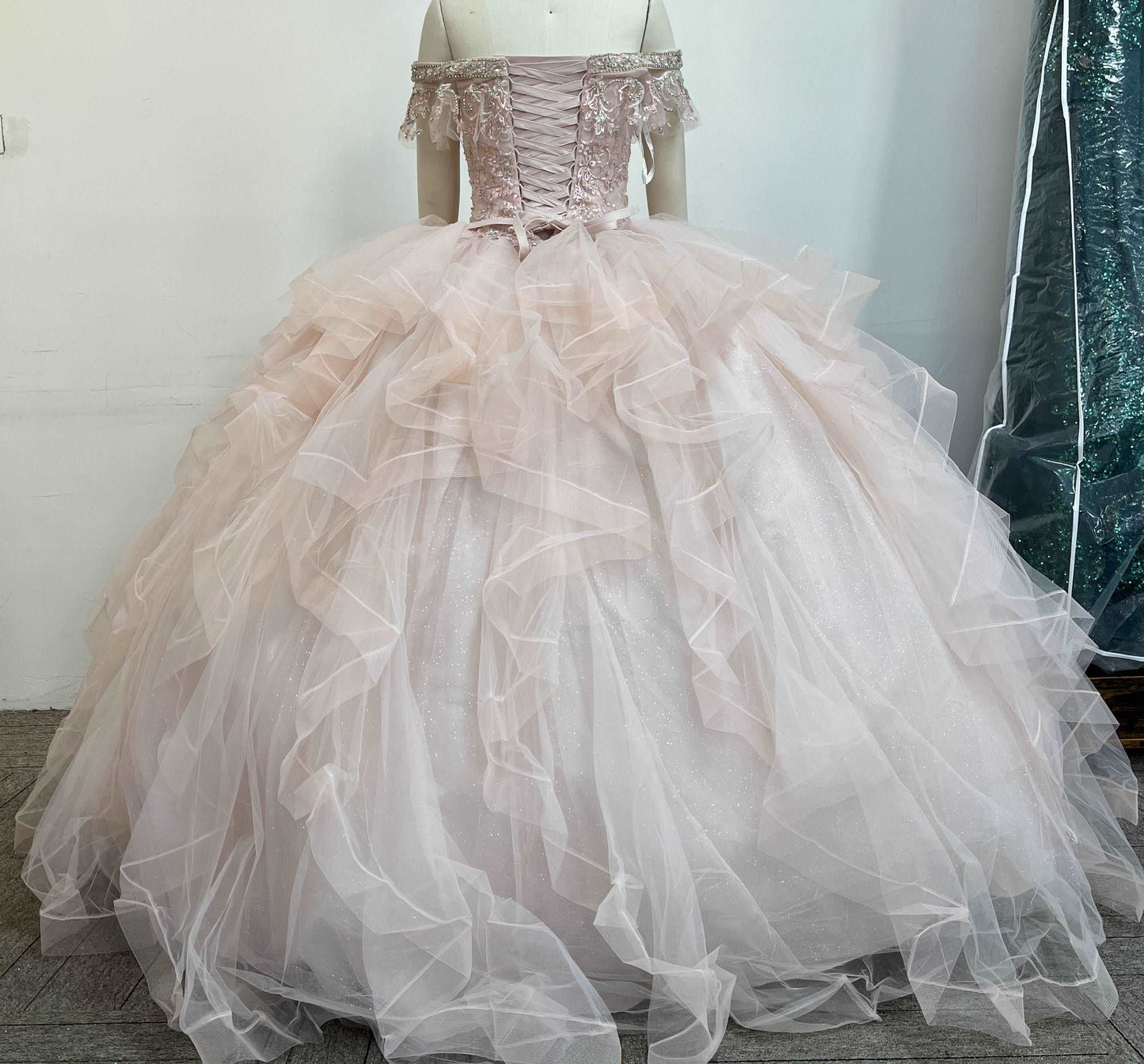 (LIVE 37) Gowns shine, lace details, light up occasions.