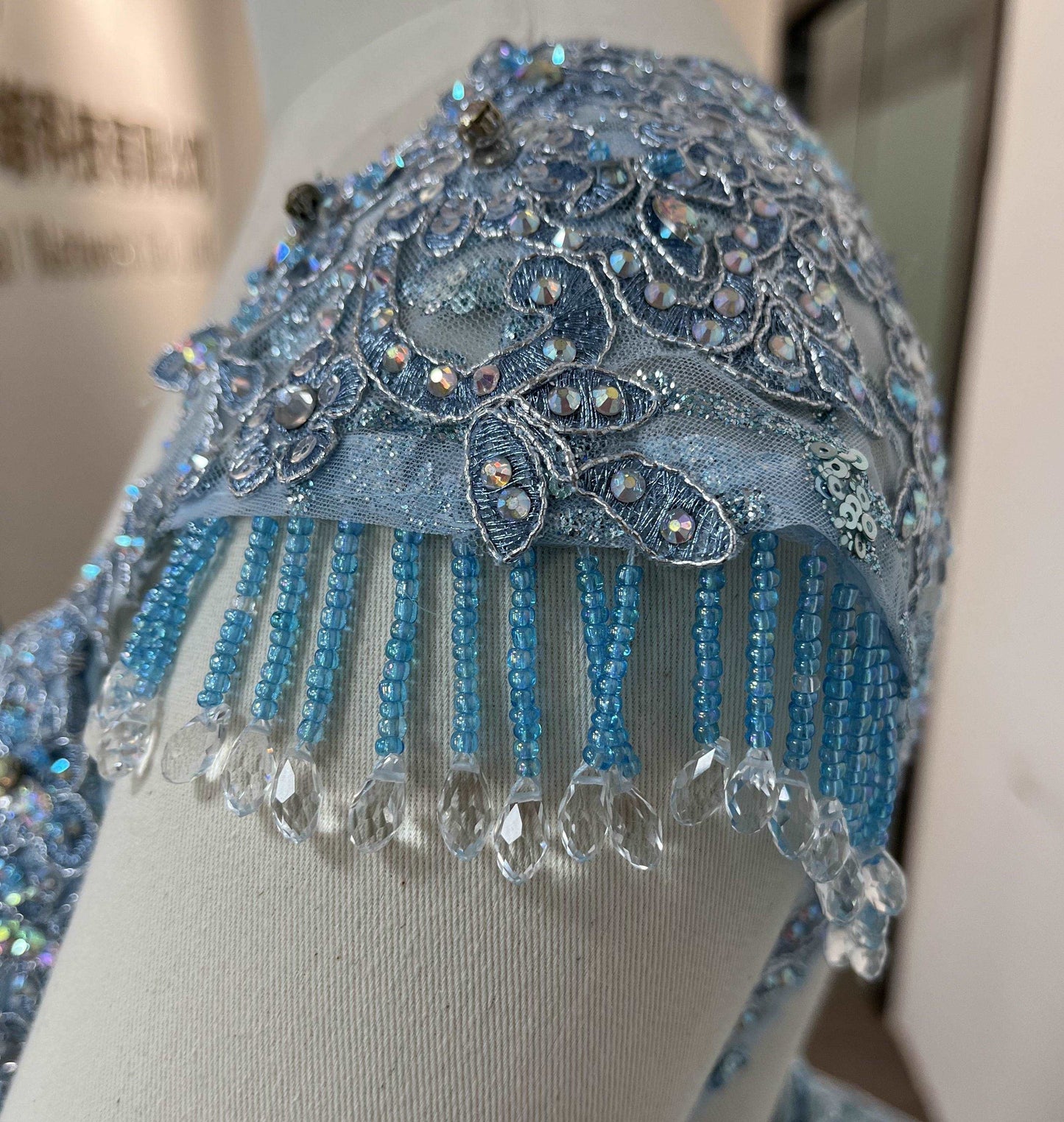 (LIVE 22) Elegant gowns, sparkling jewels, carve unique grace.