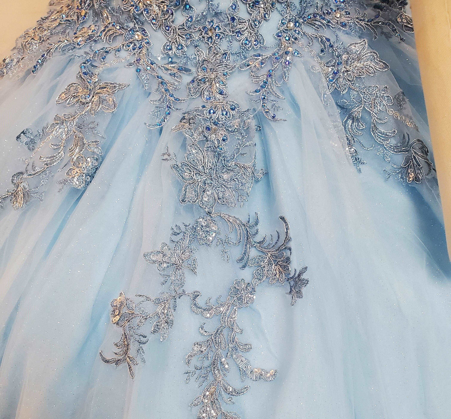 (LIVE 19) Elegant gowns, sparkling jewels, carve unique grace.