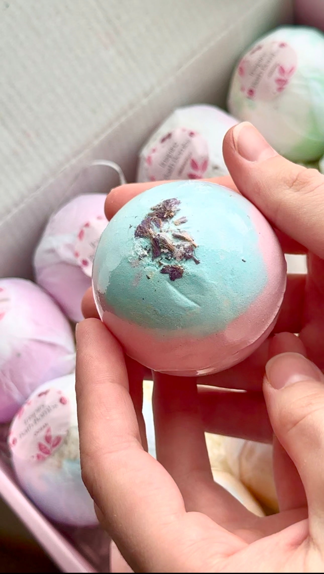 EvolutionUSA 12pc Inspire Bath Bombs for Women, 12 Gorgerous Flower Bath Bombs Topped with Dried Flowers, Luxurious Mother's Day Gift Set, Brithday Gift, Easter Gift or for Creating Lush Self Care Moment