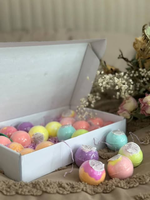 EvolutionUSA Refresh Bath Bombs for Women, 24 Lush Bath Bombs Mini Sized, Luxurious Womens Gift for Mother's Day, Easter, Birthday or Self Care, Luxurious & Relaxing Bathbombs, Womens Bath Balls