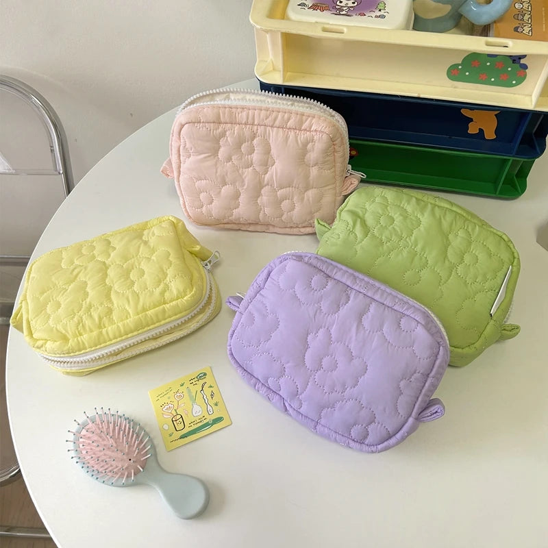 Cute Cosmetic Storage Bag Quilted Flowers Design Cosmetic Bag Soft Comfortable Makeup Bag for Lipstick Tissue Jewelry Pouch