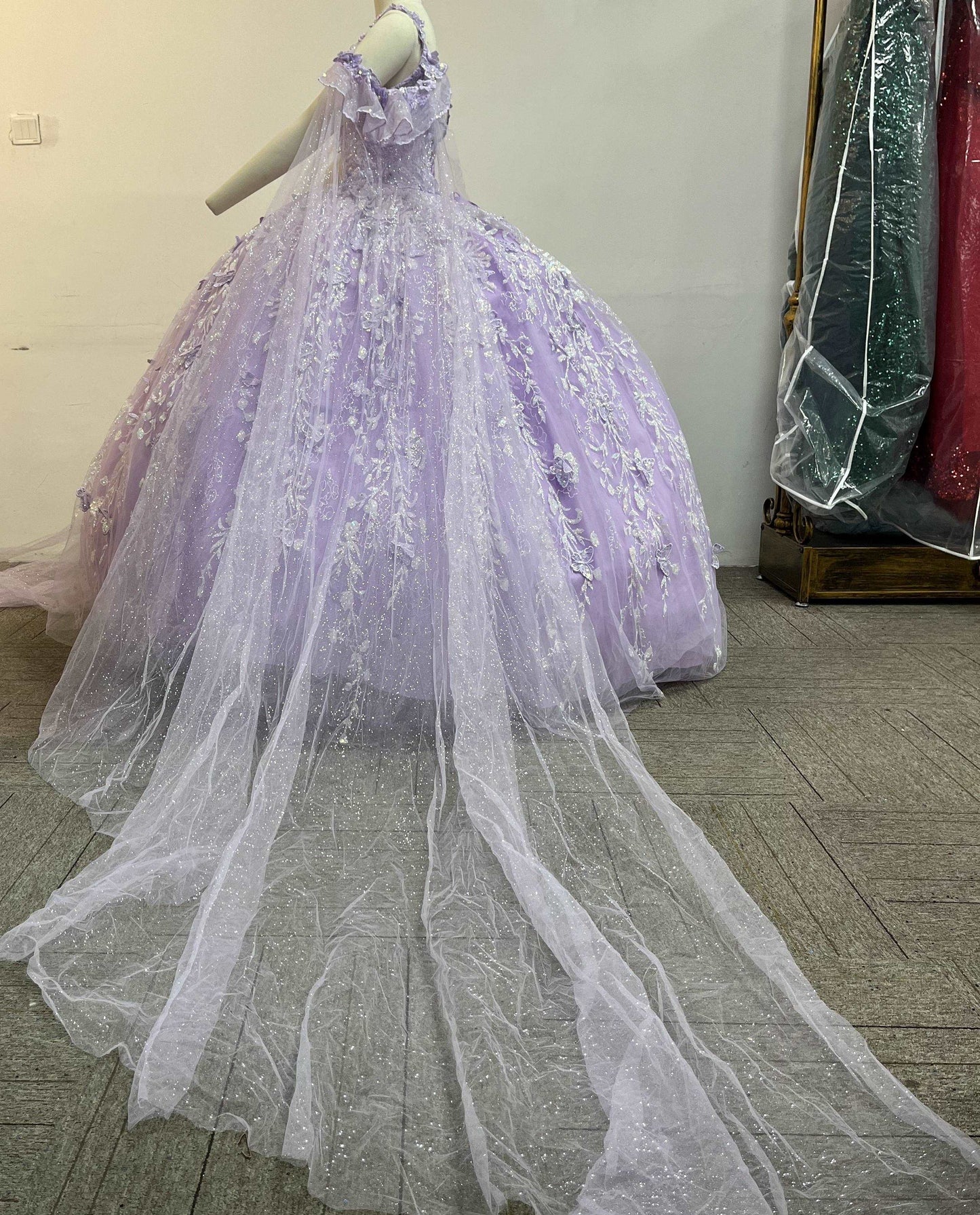 (LIVE 25) Fine gowns, 3D embroidery, weave dreamy tales.