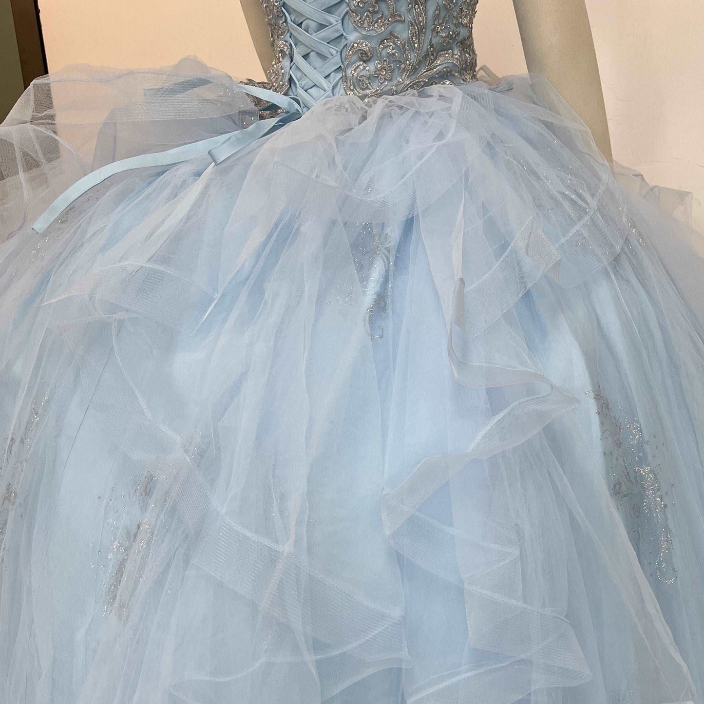 (LIVE 17) Exclusive gowns, silky luxury, stylish journey.