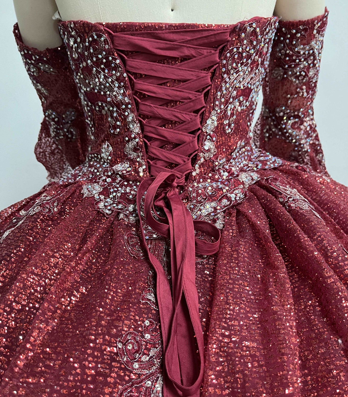 (LIVE 30) Gowns shine, lace details, light up occasions.