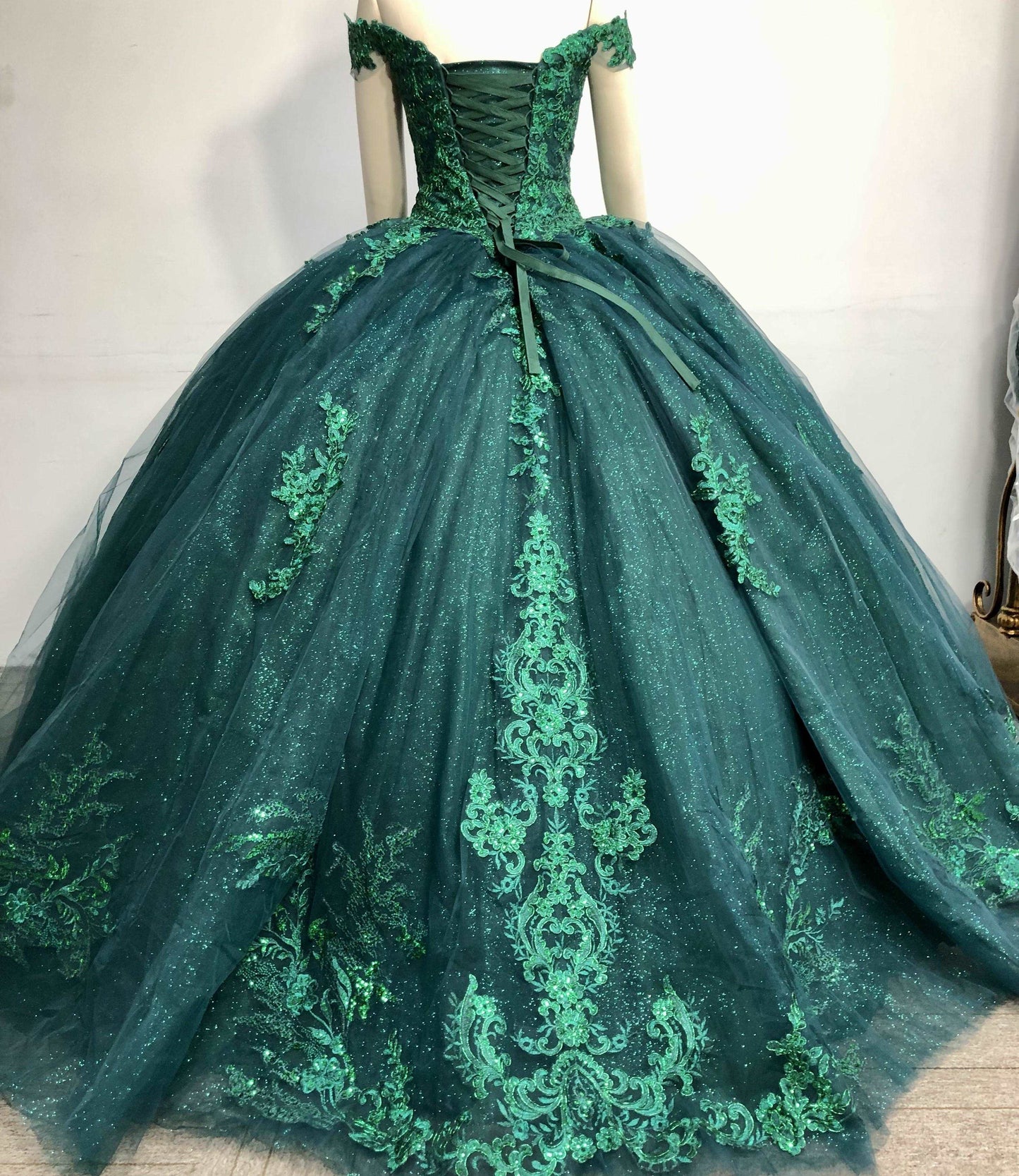 (LIVE 28) Fine gowns, 3D embroidery, weave dreamy tales.