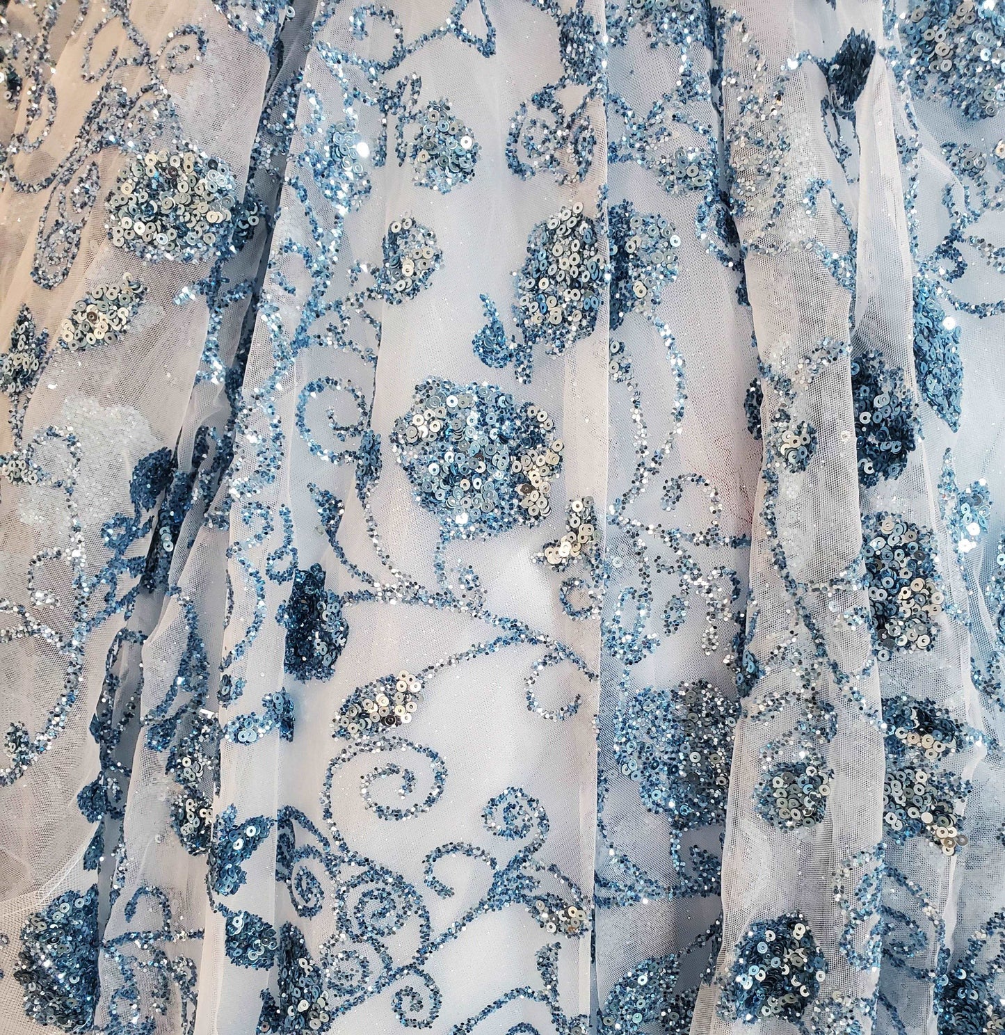 (LIVE 16) Gowns on, mermaid style, fashionable presence.