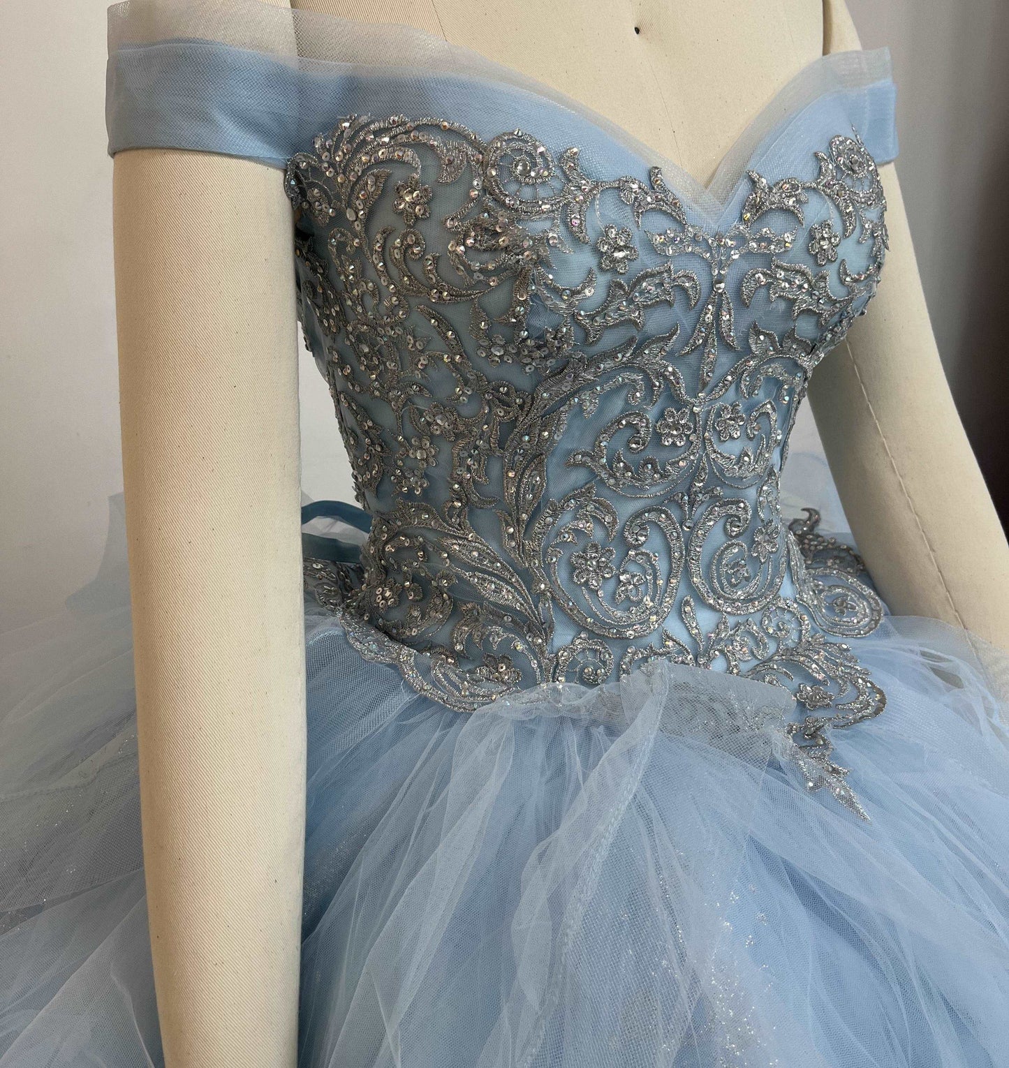 (LIVE 17) Exclusive gowns, silky luxury, stylish journey.