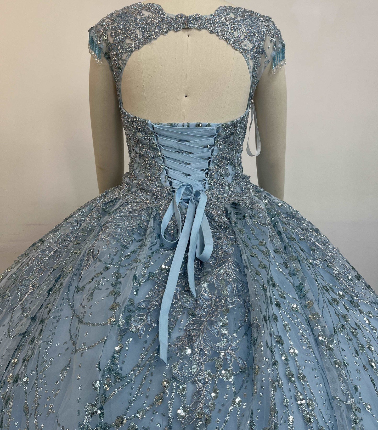 (LIVE 22) Elegant gowns, sparkling jewels, carve unique grace.