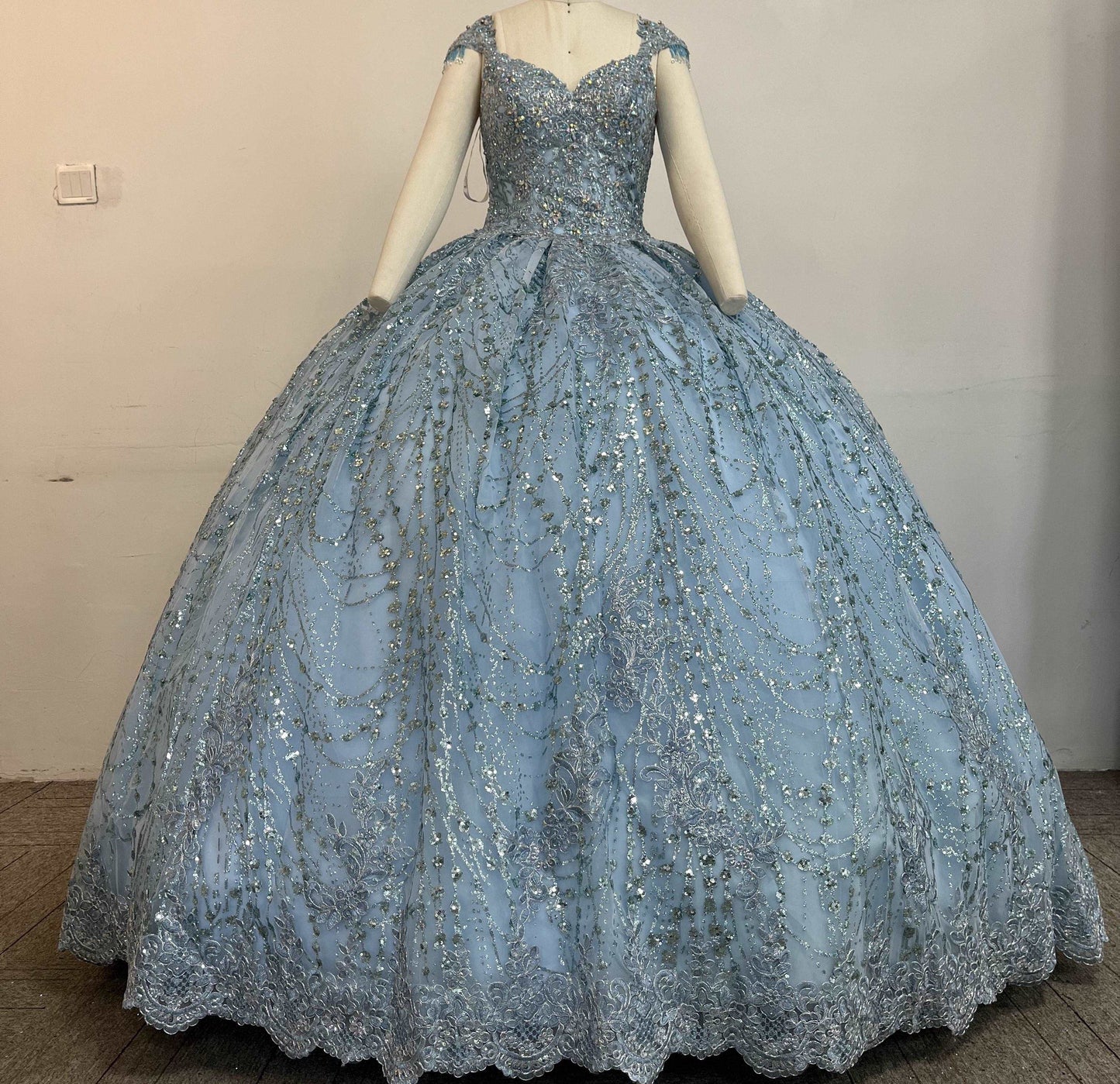 (LIVE 22) Elegant gowns, sparkling jewels, carve unique grace.