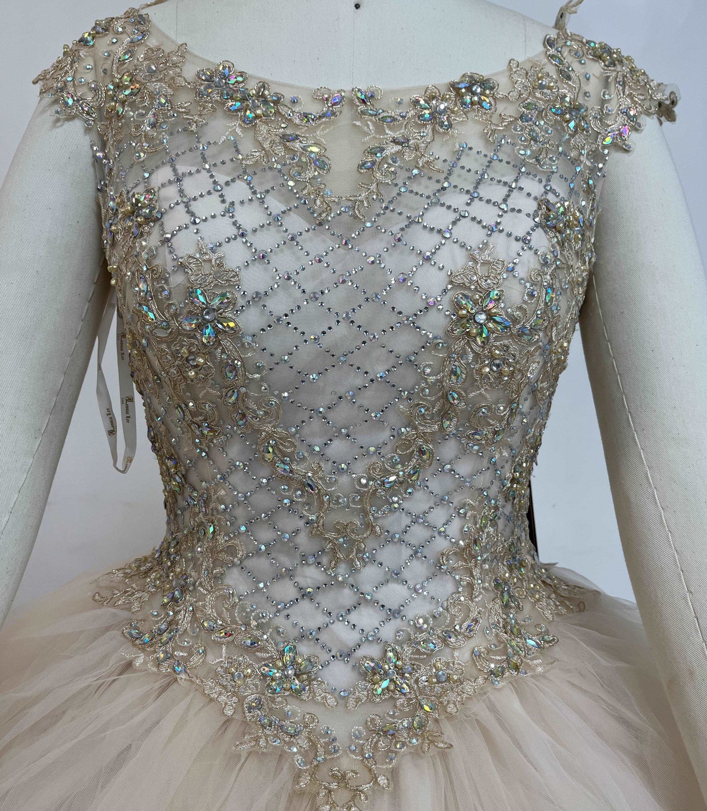 (LIVE 24) Fine gowns, 3D embroidery, weave dreamy tales.