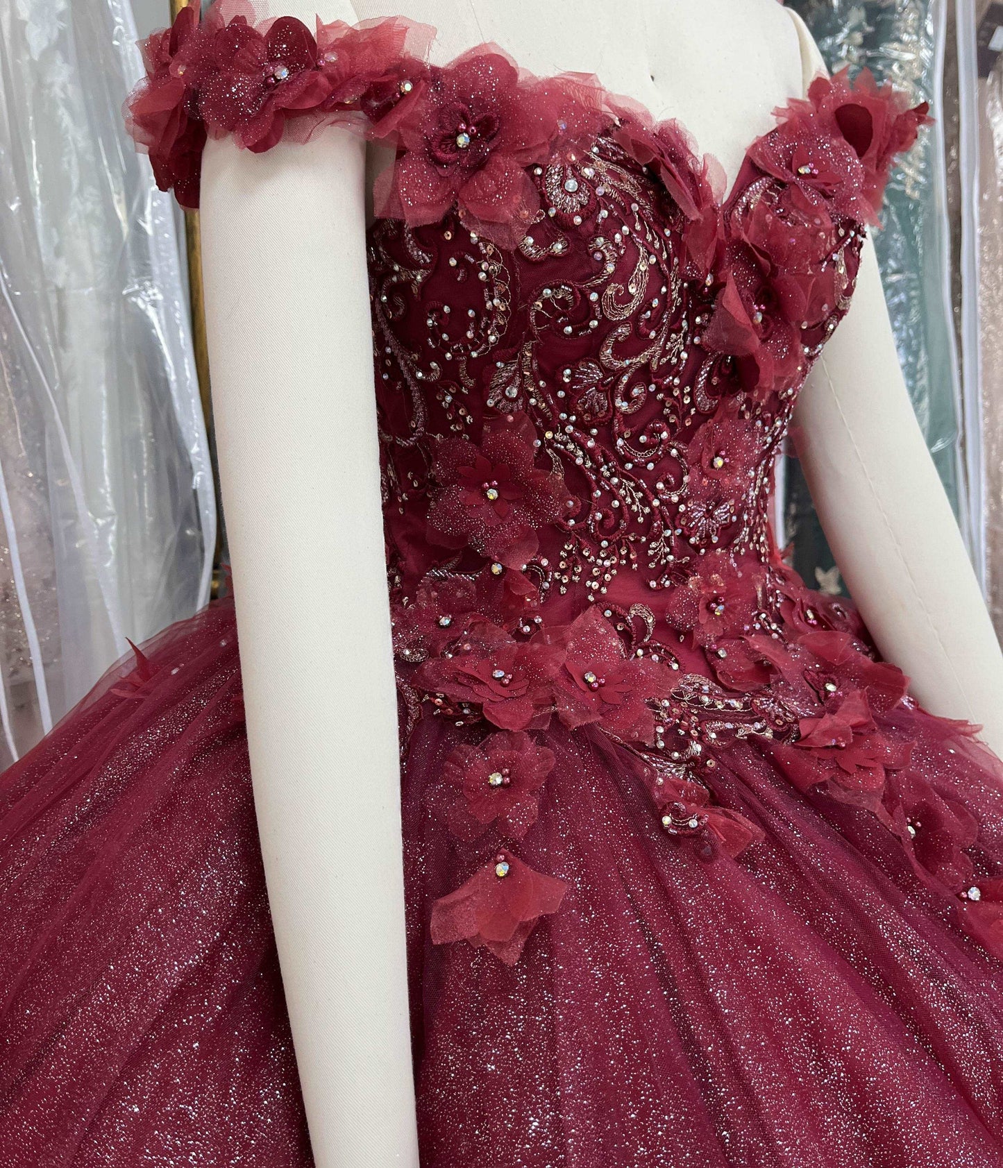 (LIVE 31) Fine gowns, 3D embroidery, weave dreamy tales.