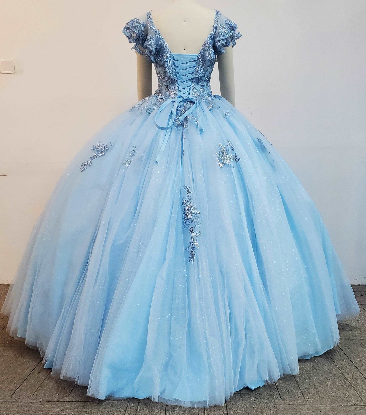 (LIVE 19) Elegant gowns, sparkling jewels, carve unique grace.